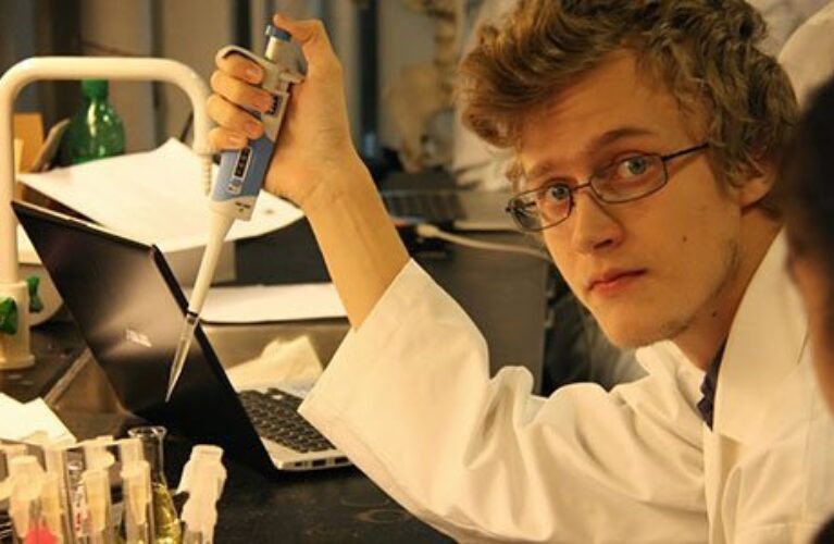 Elev i kittel der bruger en elektronisk pipette