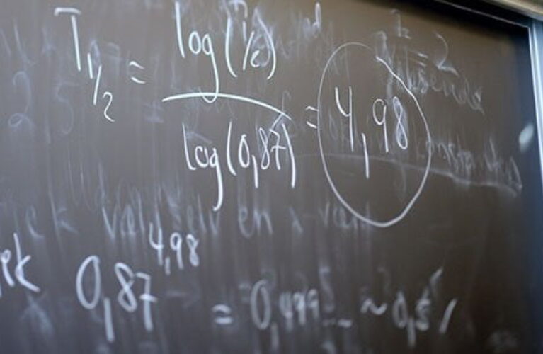 Tavle med matematiske udregninger