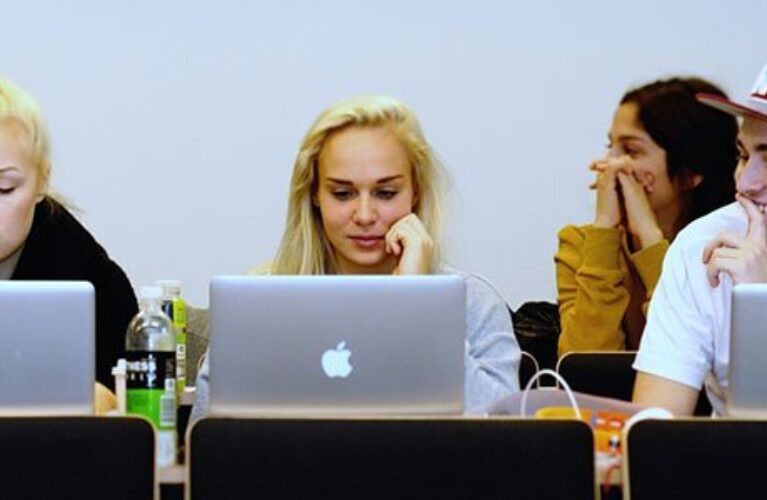 Elever der arbejder bag deres bærbare computere