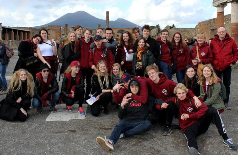 Gruppebillede af elever på studietur i Napoli