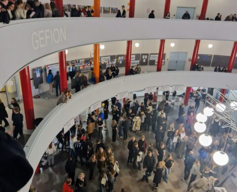 Orienteringsaften 2024 på Gefion Gymnasium. Rotunden fyldes med besøgende.