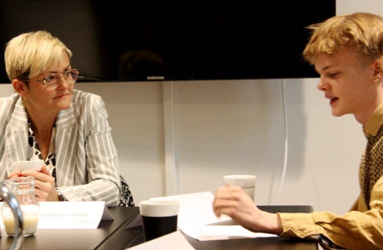 Pernille Rosenkranttz Theil sammen med elev