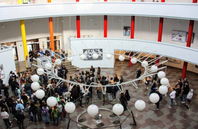 Rotunden på Gefion Gymnasium med elever i stueetagen