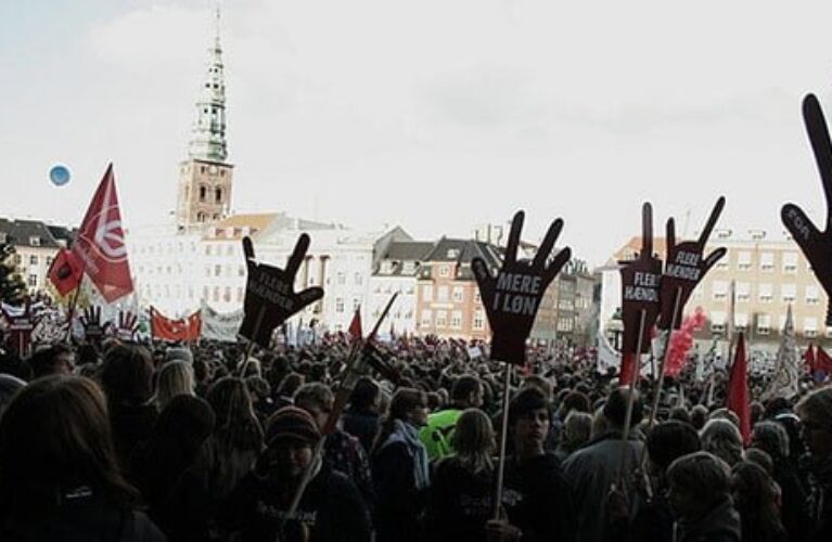 Stor demonstration på rådhuspladsen