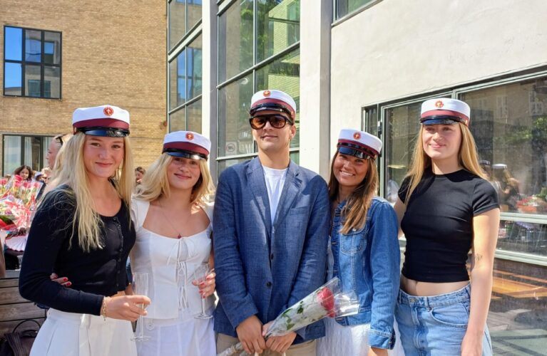 Studenter 2026. Studenter med huer på.