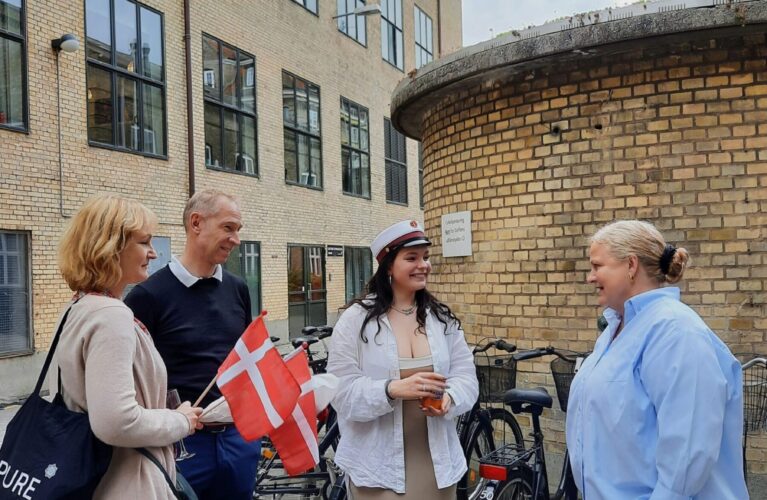 Rektor Birgitte Vedersø taler med en kvindelig student og hendes forældre