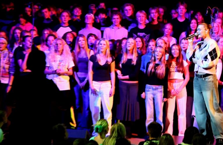 Artisten Svea S synger med stor kor af gefionelever