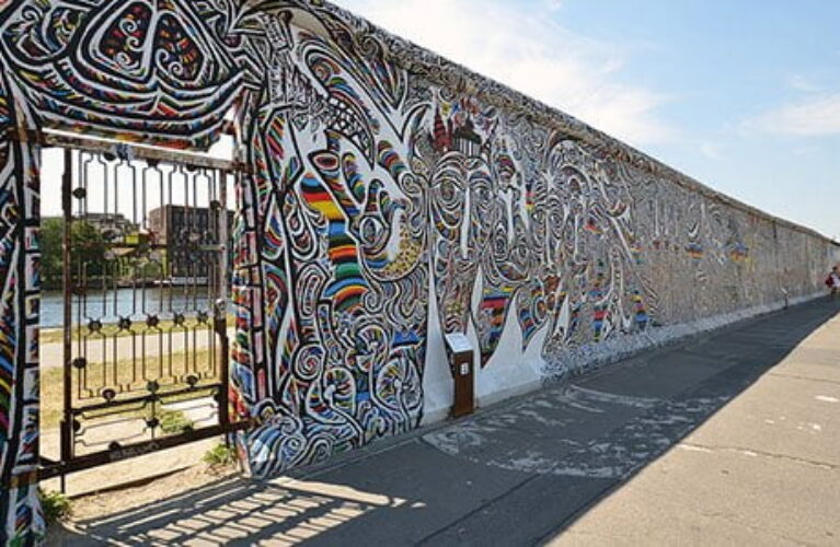 Berlinmuren kunstnerisk bemalet ved Eastside Gallery