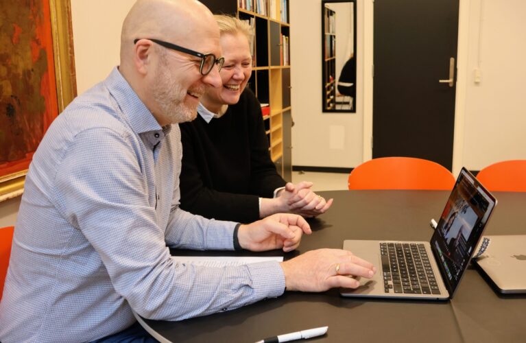 Underskrivning af samarbejdsaftale mellem Gefion Gymnasium og Mykolaiv Lyceum nr. 2. Rektor Thomas Hyldal og Grith Rasmussen ser på en åben bærbar computer, hvor de taler med repræentanter fra Mykolaiv Lyceum nr. 2 i Ukraine.