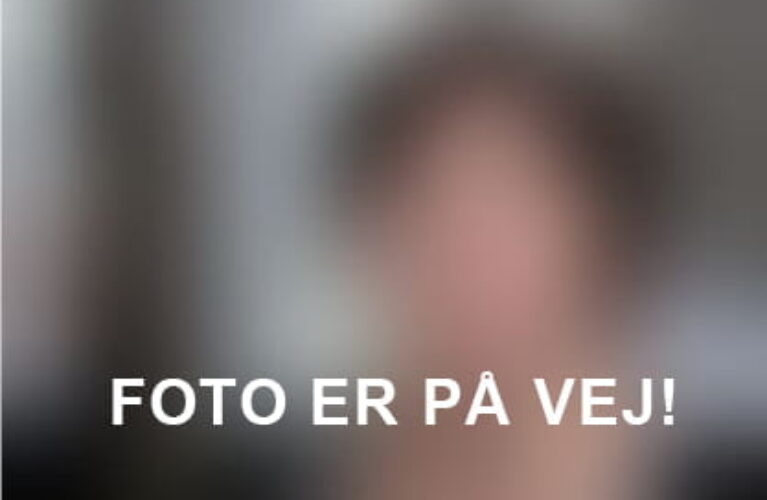 Uklart portrætbillede med teksten: Foto er på vej!