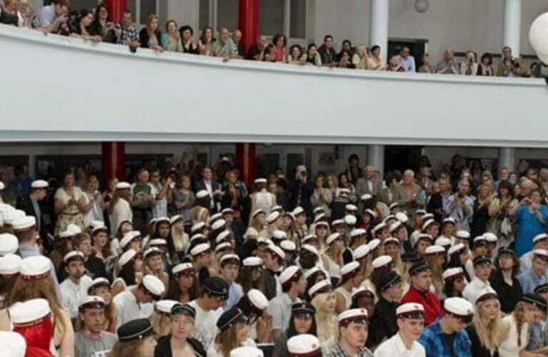 Mange elever samlet i rotunden